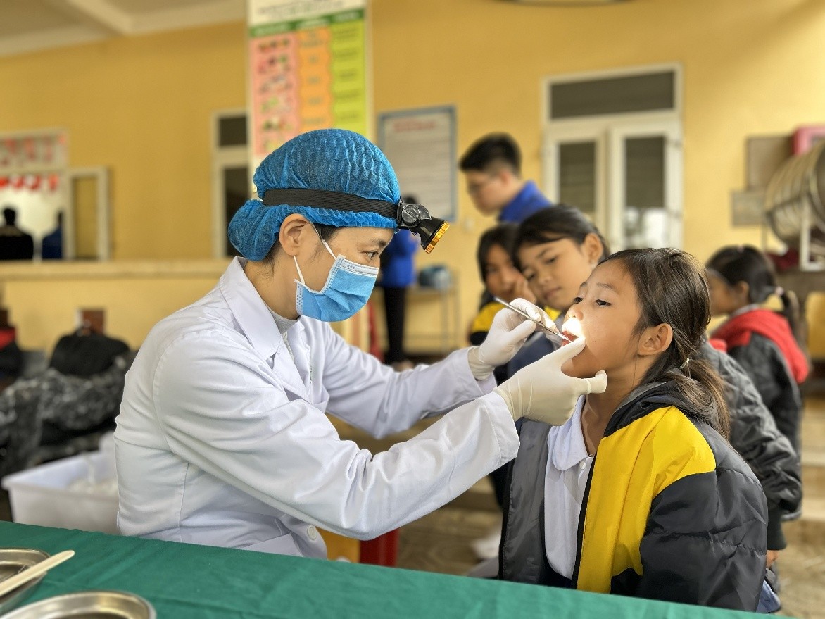 Đoàn công tác bệnh viện thăm khám, tư vấn sức khỏe răng miệng cho các em học sinh